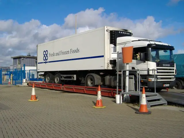 A truck with a 40' refer on a weighbridge following 40' container legal weight